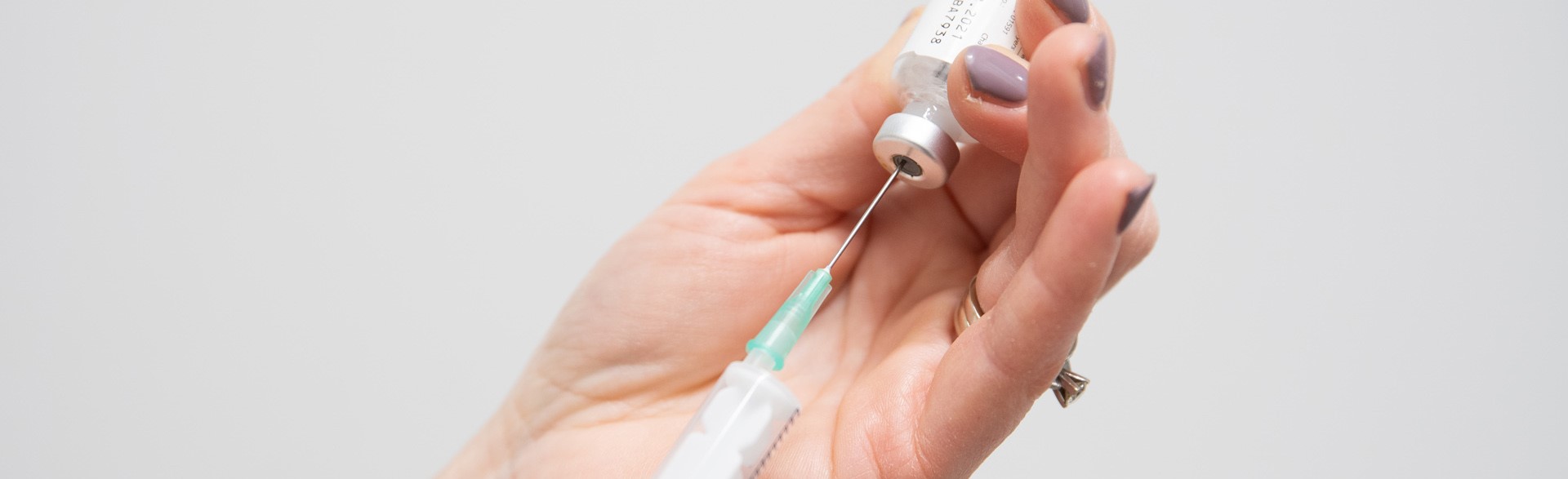 hand met spuit en ampul