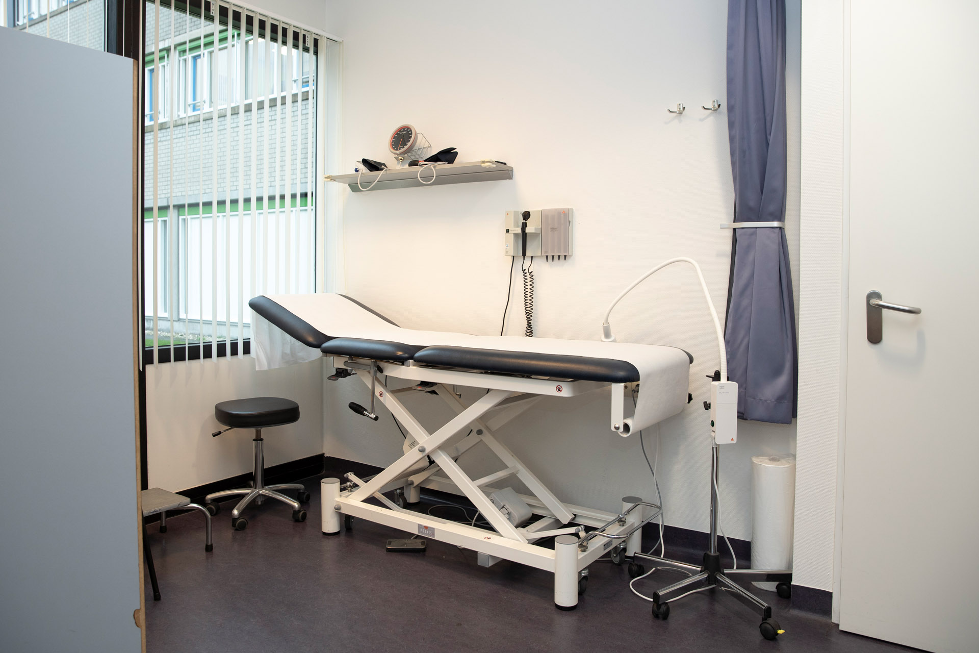 Foto van lege behandelkamer op de huisartsenpost
