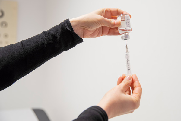handen vullen injectiespuit ampul vaccinatie