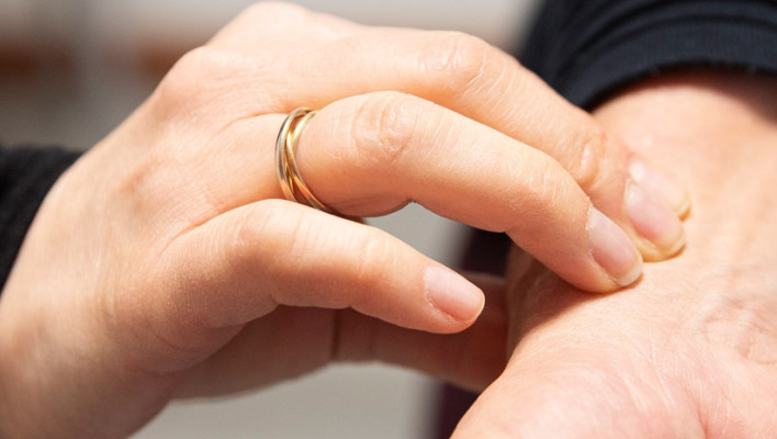 foto van opnemen hartslag aan pols