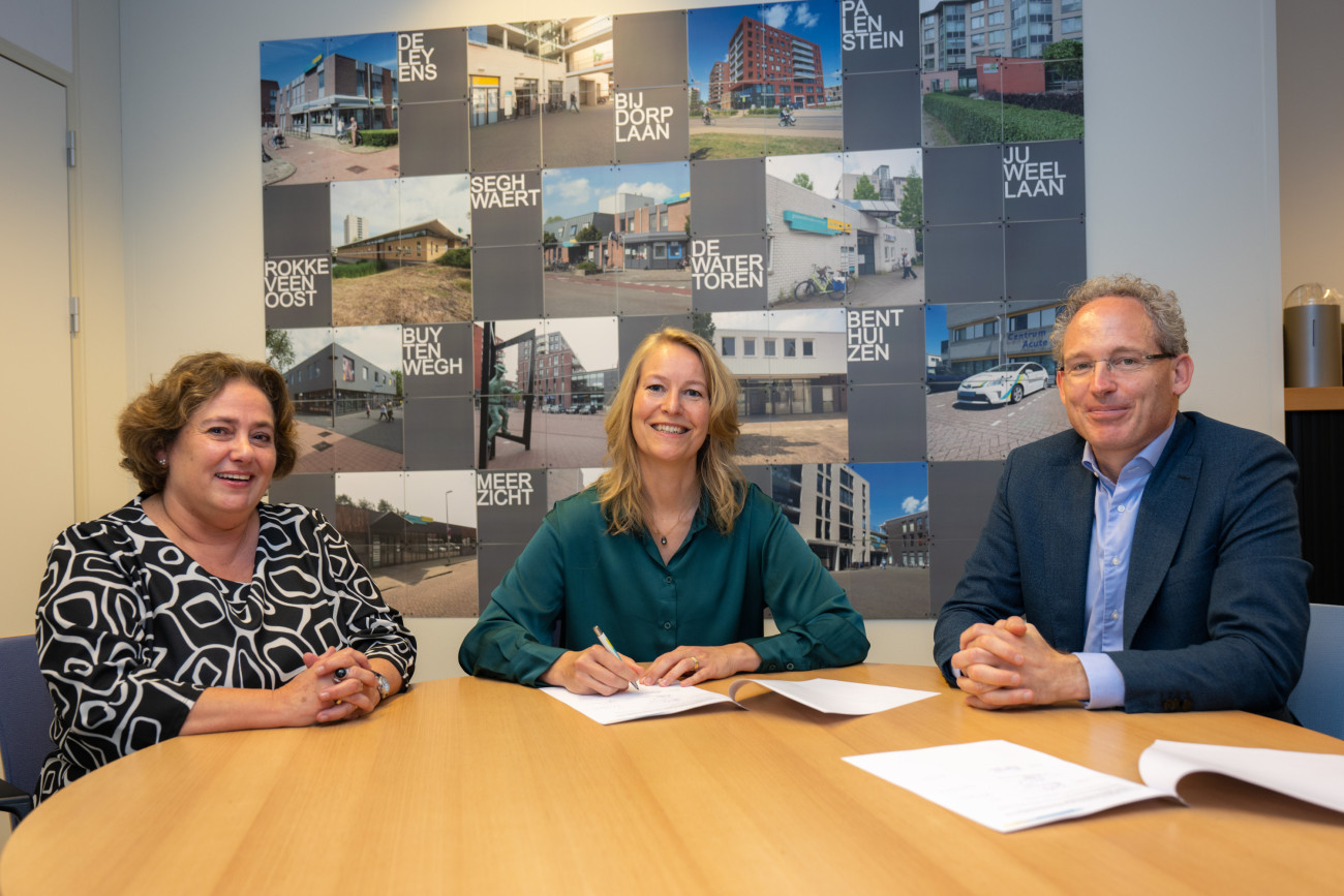 Ondertekening arbeidsovereenkomst Aline Pikaar